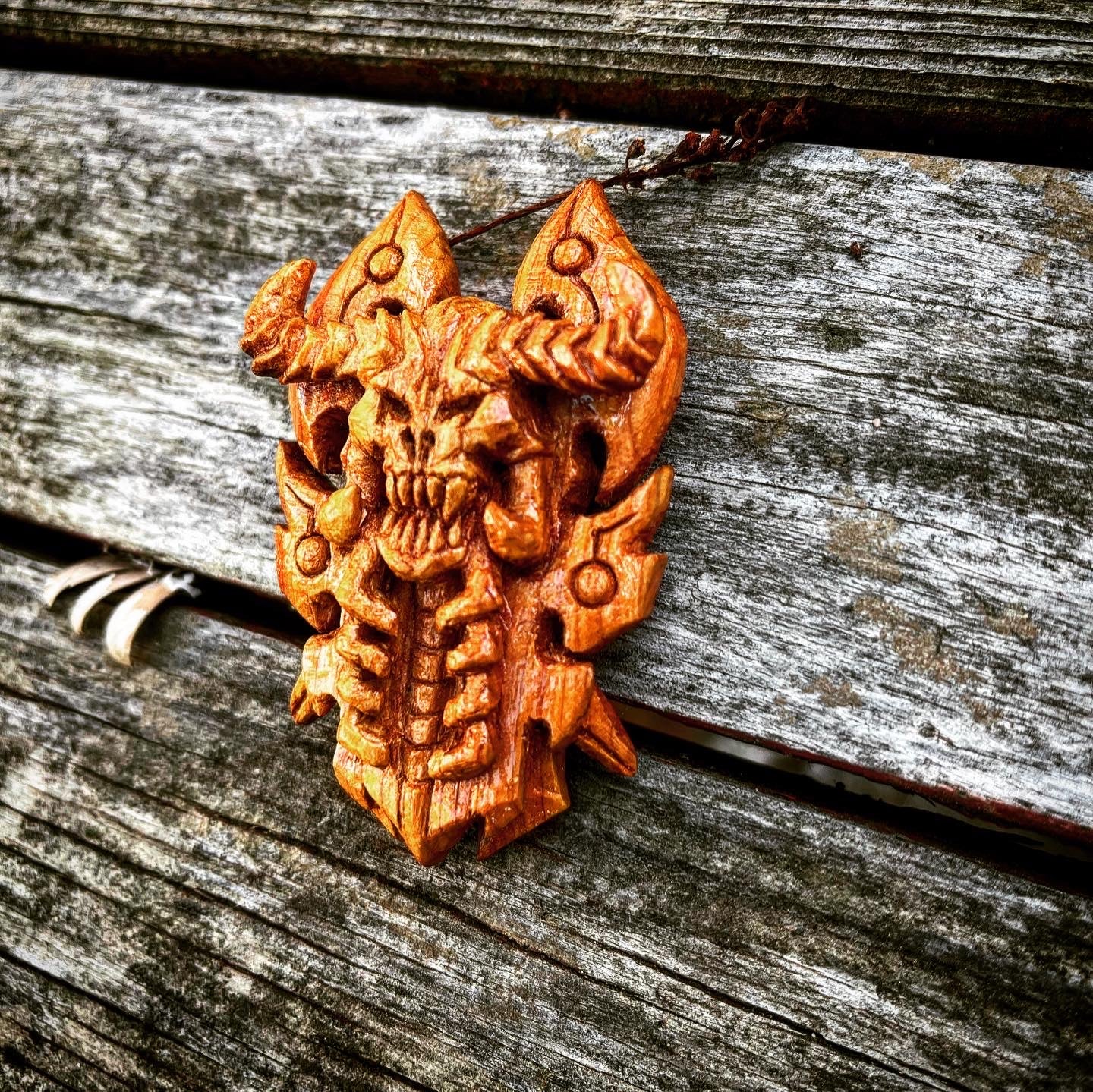 skull pendant carving